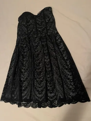 VESTIDO CURTO TOMARA QUE CAIA EM RENDA PRETO