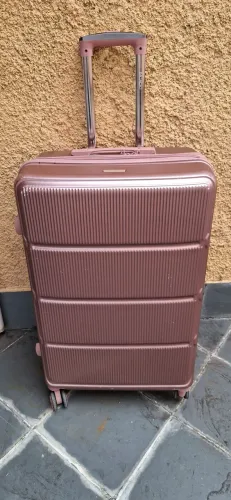 Mala rígida rosa cintilante Bagaggio, 73 alt x 47 larg x 31 prof. Falta 1 roda. Resto ok.