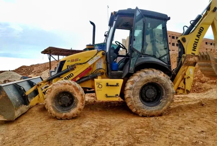 Retroescavadeira New Holland B95B ano 2021, 4x4, 4.500 horas e ar condicionado, no Paraná 