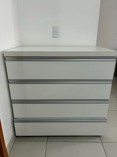 Cômoda com 4 gavetas, rodinha e freio 