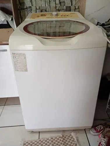 Vende-se máquina funcionando perfeitamente vem conservada único dono