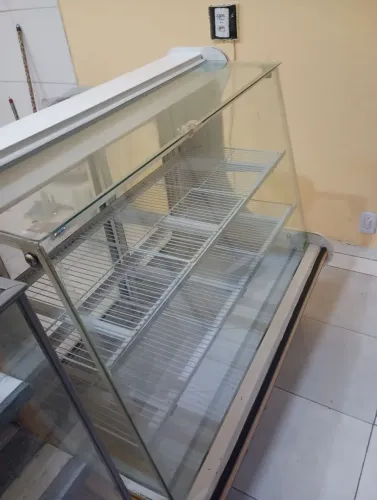 Vende-se vitrine para padaria ou lanchonete, em ótimo estado