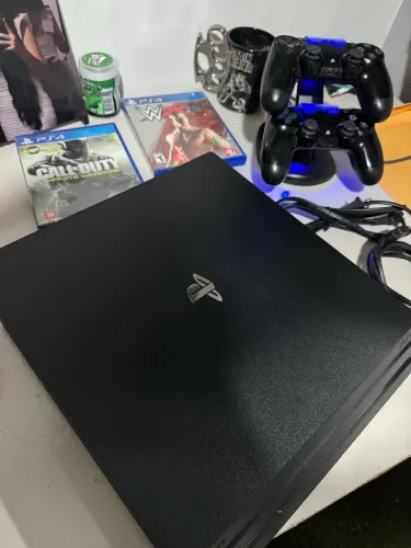 PS4 PlayStation 4 PRO - 1TB + 2 controles (Aceito Cartões).