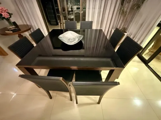 Sala de jantar completa, mesa com 8 cadeiras, buffet, aparador e espelho