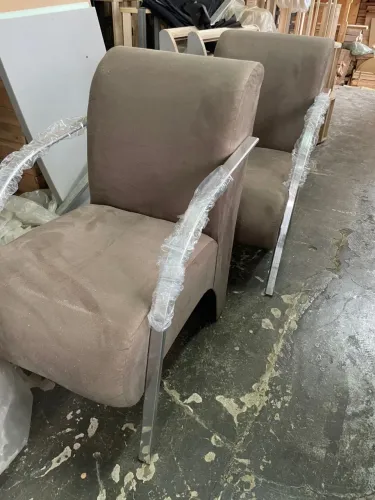 POLTRONAS COM BRAÇO DE ALUMÍNIO 