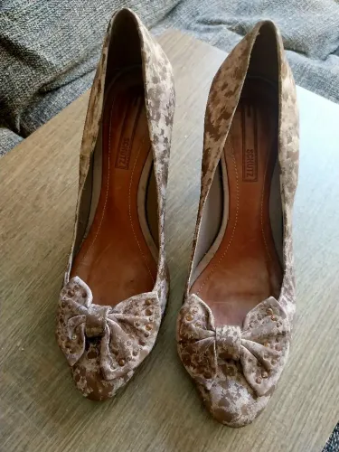 Scarpin schutz de camurça 35 bege mesclado. / vendo ou troco