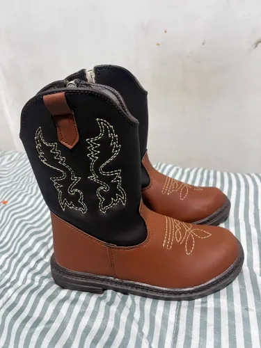 vendo bota nova Nº29 infantil 