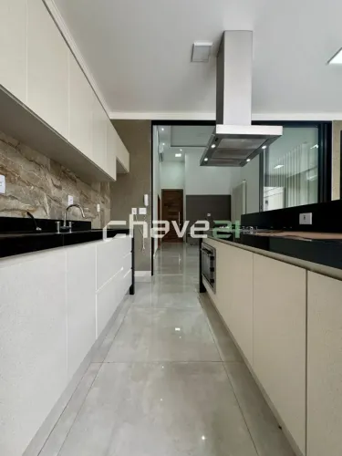 LINDA CASA NO CONDOMÍNIO VILLAGE DAMHA III 3 SUÍTES, ÁREA GOURMET E PISCINA