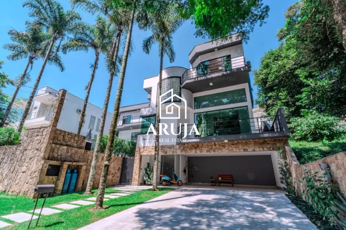 Casa de Alto Padrão com 4 Suítes e Piscina no Condomínio Arujá 5