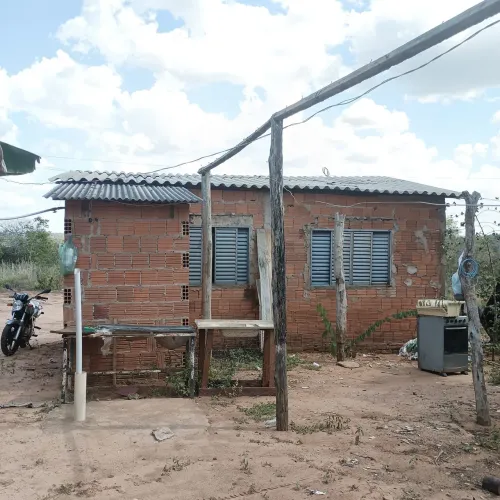 Vendo lote com uma pequena casa.