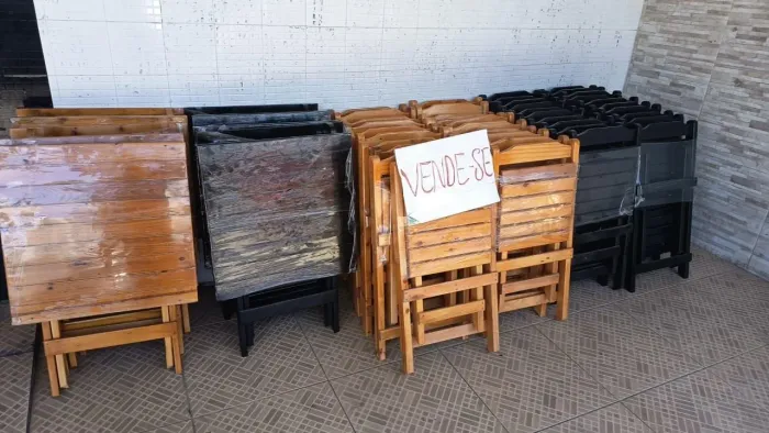 Vendo kit de mesa e cadeiras em madeira
