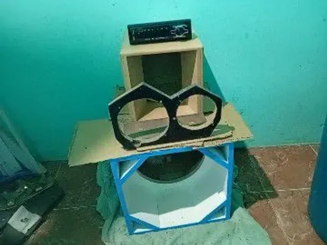 Vendo Essa caixa completa sem boca de som automotivo quem tiver interesse só chamar PV