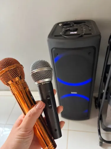 Bombox bomber  Poucos meses de uso acompanha 2 microfones.