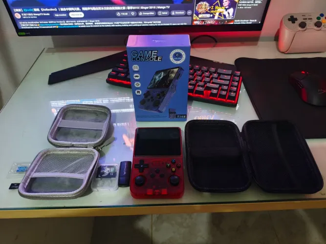 Console Retro R36S Original (Vermelho Translúcido) + Kit Completo de Cartões e Acessórios
