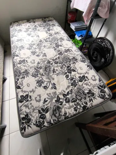 Cama box de solteiro semi nova. TROCO POR JOGO SEKIRO SHADOW DIE TWICE DO PS4!!