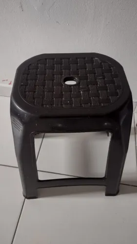 Banquinho de plástico preto