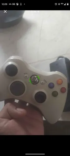 Xbox 360 um controle, fonte,HD com 81 jogos e três jogos físicos