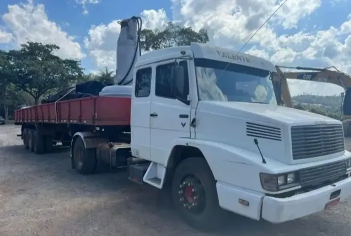 MB 1630 97 com carreta carga seca bobineira