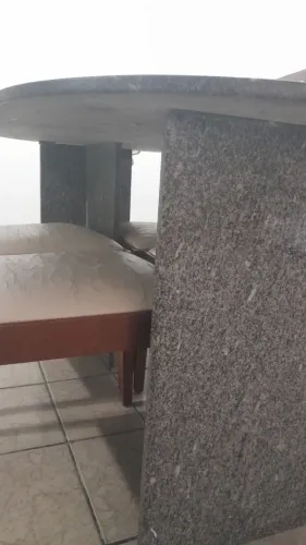Mesa de pedra de mármore e 4 cadeiras usadas