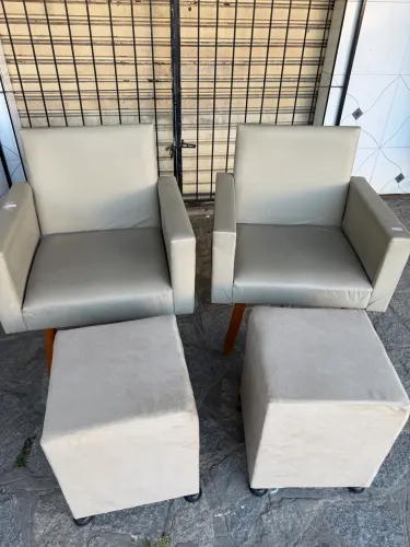 CONJUNTO POLTRONAS E PUFS