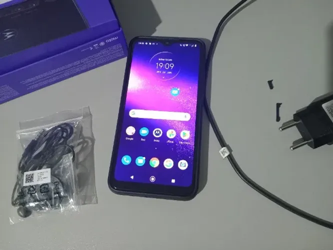 Celular Motorola One Macro 64GB (sem os botões de ligar e volume)