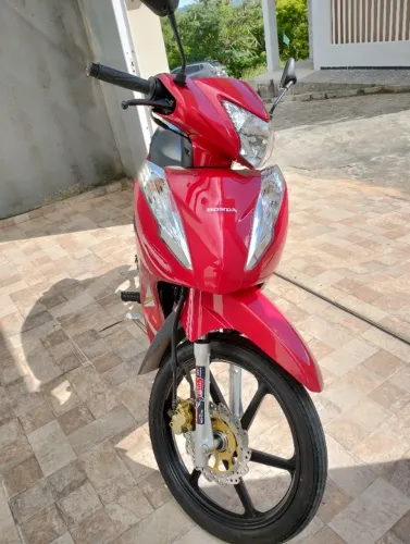 Moto muito nova econômica pronta pra rodar já emplacada 