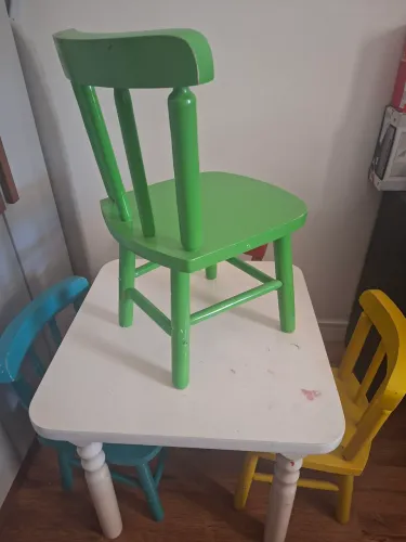 Mesa com cadeira de madeira infantil 