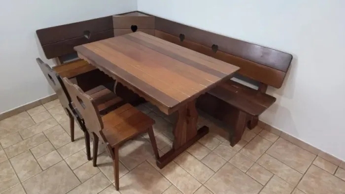 Canto Alemão em Mogno com Mesa e Cadeiras