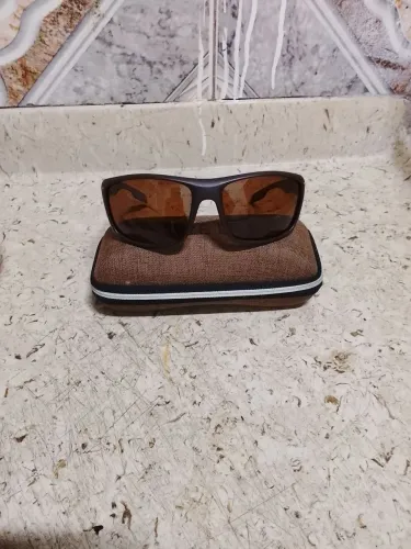 Óculos de sol moderno e conservado