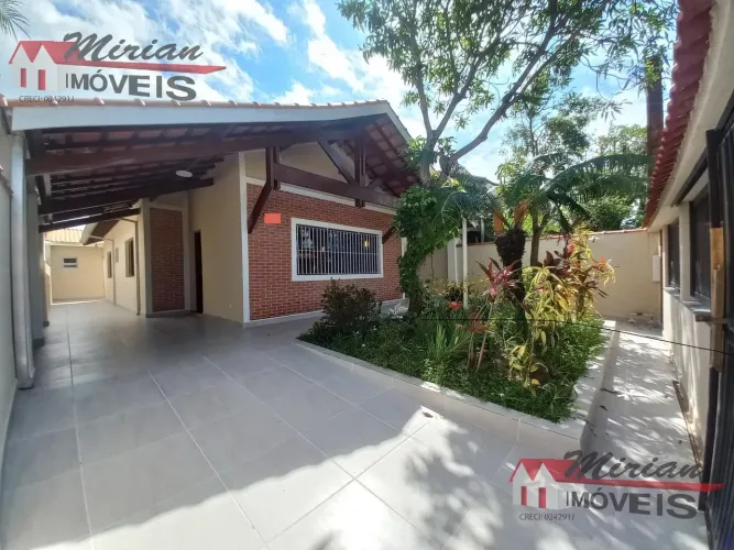 Casa à venda em Peruíbe: 3 quartos, 2 suítes, 250m², perto da praia Balneário Três Marias