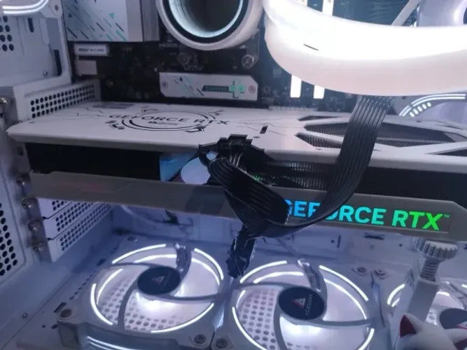 RTX 4070 GALAX EX WHITE
