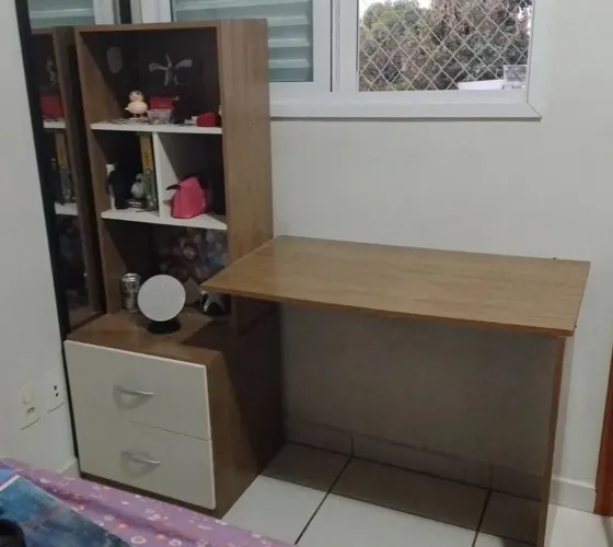 Escrivaninha com estante embutida.