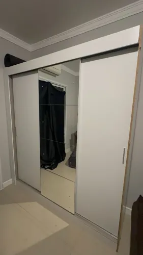 Guarda-Roupa Casal Branco 3 Portas de Correr com Espelho ? Pedra Branca