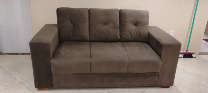 Sofá três lugares 