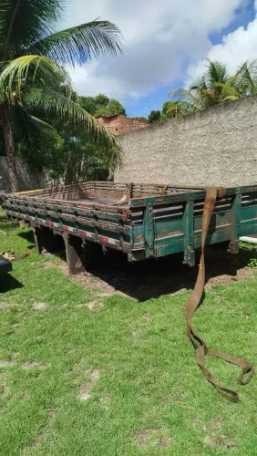 Vende-se carroceria de madeira