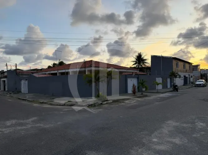 Amplo terreno de 1.322m² com 4 casas independentes e área de lazer