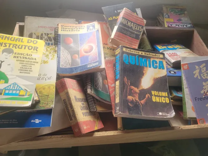 Livros didáticos para doação 