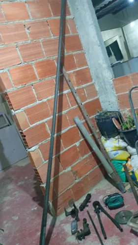 Tubo de ferro e ferramentas para obra tudo 250,00