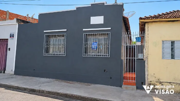 CASAÀ VENDA COM 03 QUARTOS, QUINTAL NO BAIRRO ESTADOS UNIDOS.