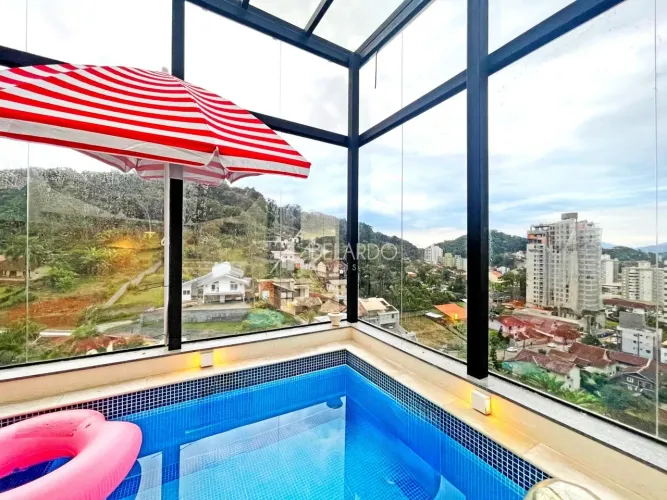 Cobertura mobiliada e equipada com 3 dormitórios, suíte e piscina privativa em condomínio