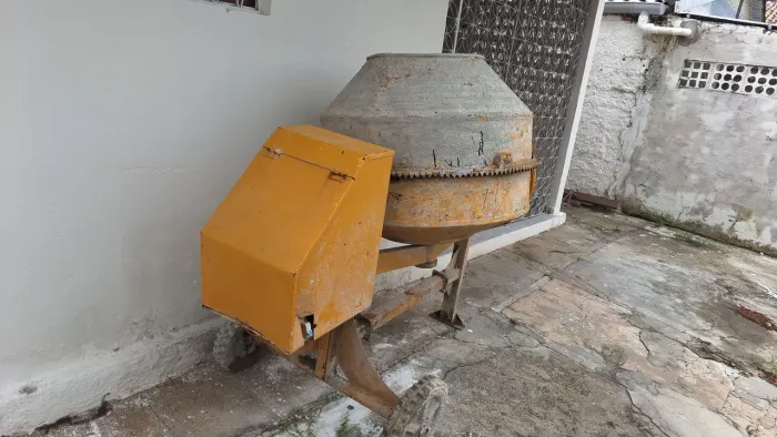 Betoneira Menegote com pequeno defeito, motor top etc, 450 litros