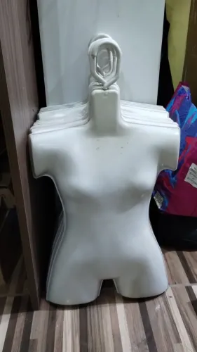 Vende 13 manequim infantil em forma de cabide