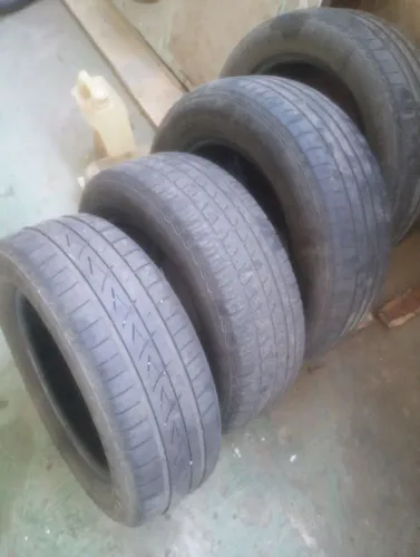 Vendo 4 pneus aro 15 meia vida.