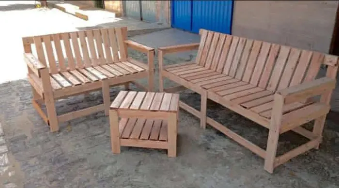 Conjunto de área em madeira pallet
