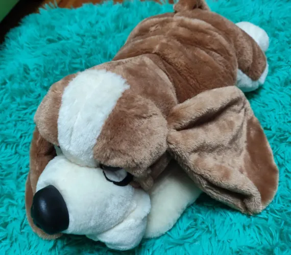 Cachorrinho de pelúcia, com 47 cm do focinho às patinhas