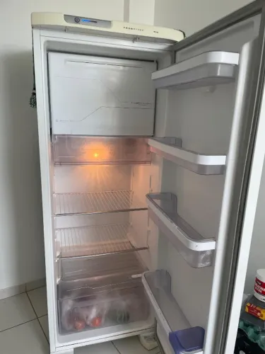 Geladeira Eletrolux, frost free