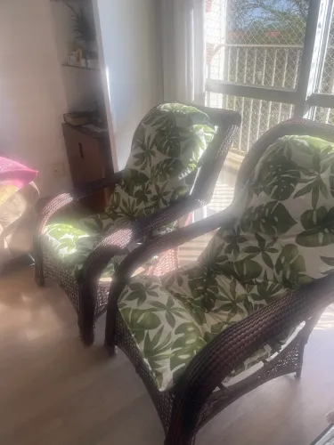 Conjunto poltrona almofadada de vime
