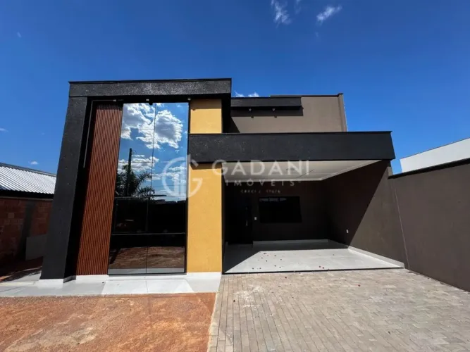 CASA COM 03 QUARTOS SENDO 1 SUÍTE À VENDA POR R$ 750.000,00 NO JD CURITIBA EM SINOP/MT - G