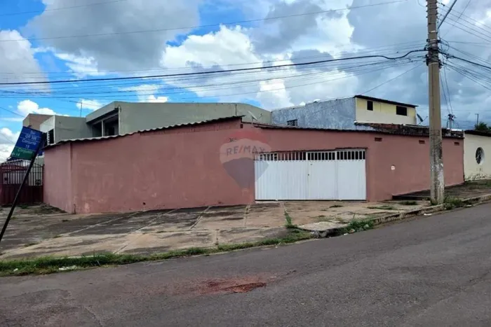 De Aluguel para Seu Próprio Lar: Lote de Esquina em Samambaia com Casa + Kitnet Geradora d