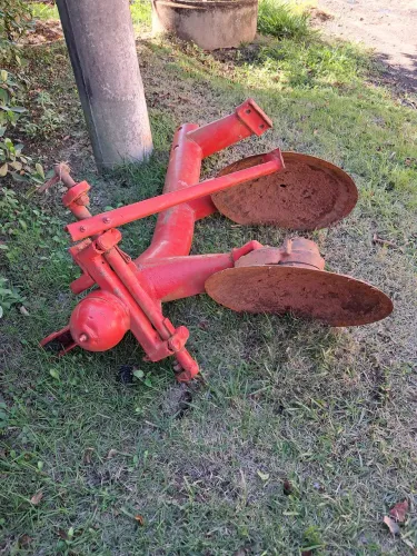 Arado com guia 3 discos + Grade niveladora hidráulica 24 discos 